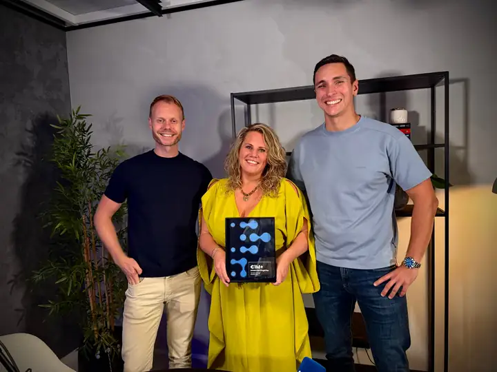 Janneke Ananias met de €1M+ omzet award van Plug&Pay, samen met de 2 eigenaren van Plug&Pay